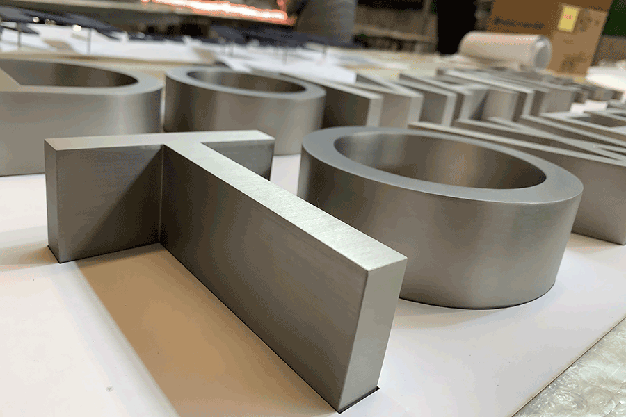 雙封字標識標牌製作有哪些特點？